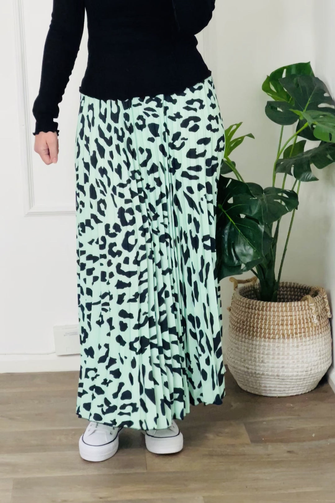 Anya Pleated Leopard Maxi Skirt | Mint