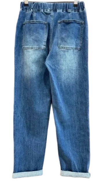 A pair of blue denim jeans shown from the front and back, hanging against a wood-grain background. Text below provides product details including color 'Reference: 9262 Dark', material composition, sizes, and price.