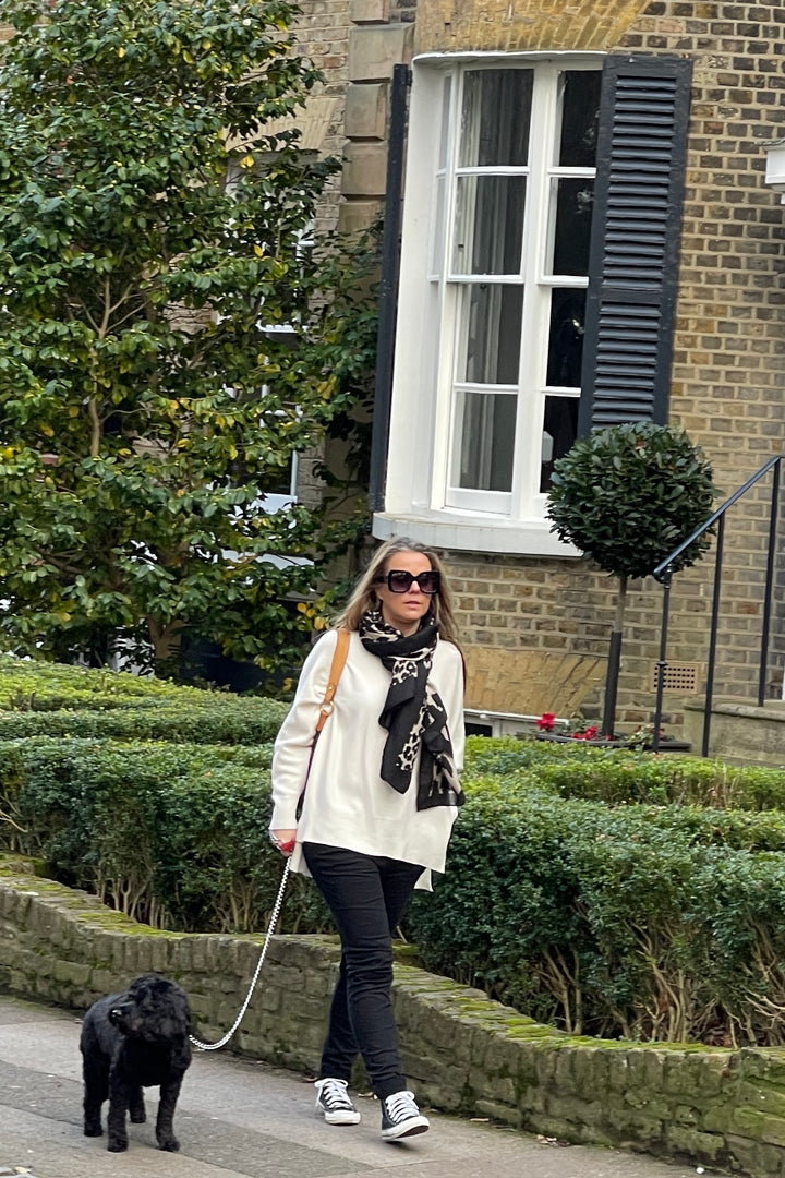 Contrast Border Leo Scarf | Black